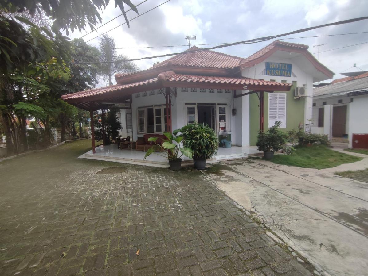 Oyo 90865 Hotel Kusuma Purwakarta Karawang Exteriör bild