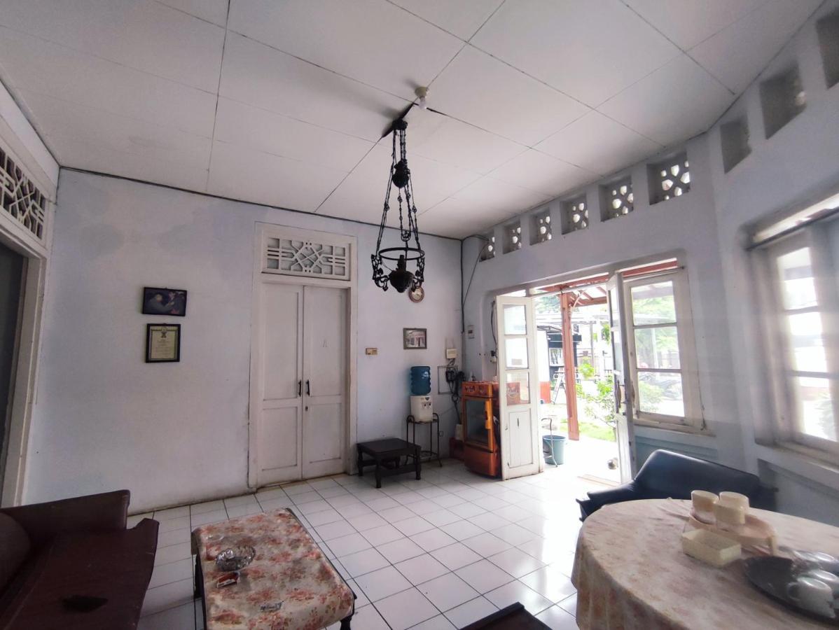Oyo 90865 Hotel Kusuma Purwakarta Karawang Exteriör bild