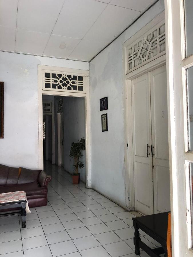 Oyo 90865 Hotel Kusuma Purwakarta Karawang Exteriör bild