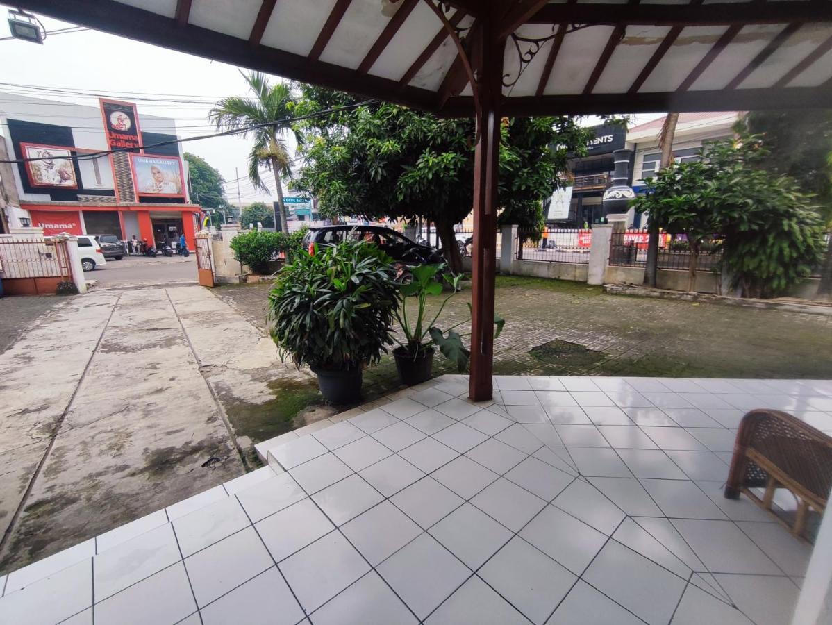 Oyo 90865 Hotel Kusuma Purwakarta Karawang Exteriör bild