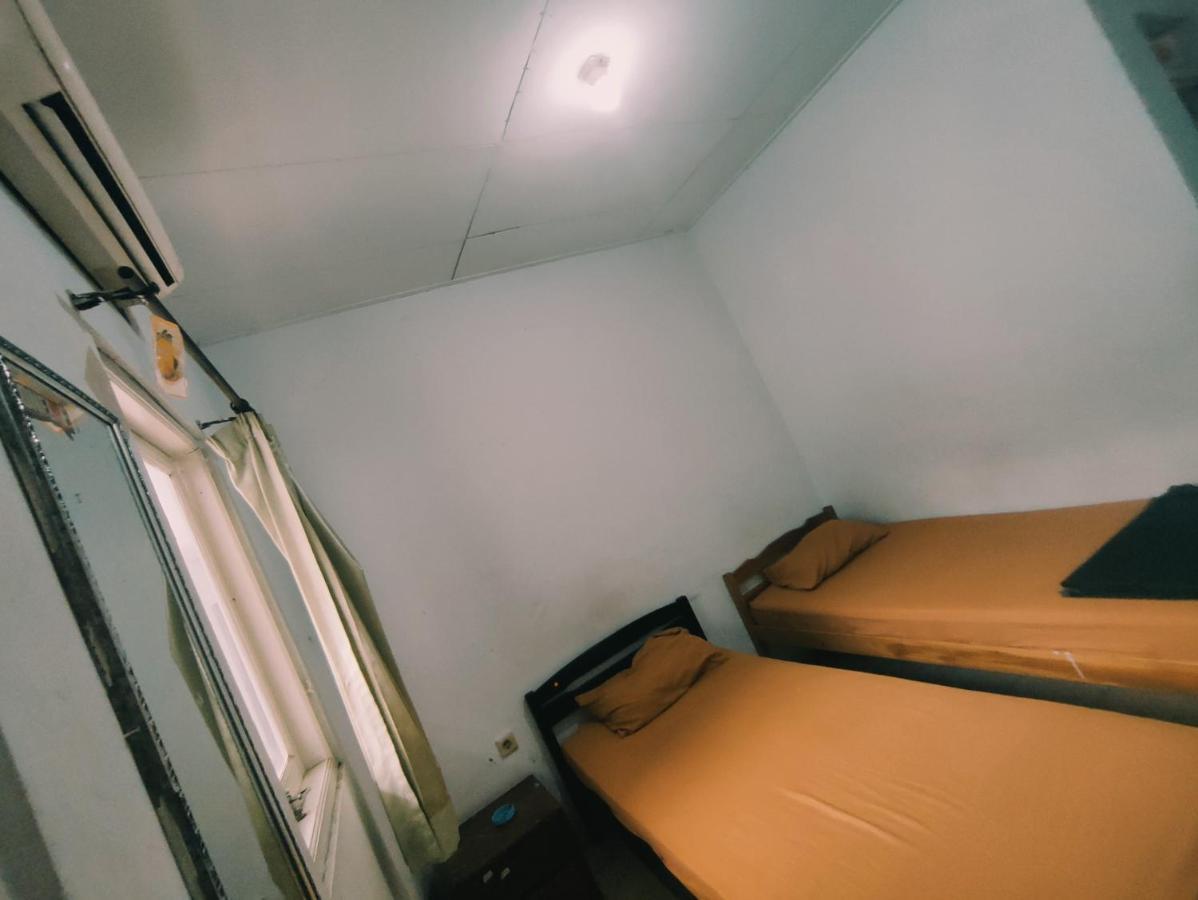 Oyo 90865 Hotel Kusuma Purwakarta Karawang Exteriör bild