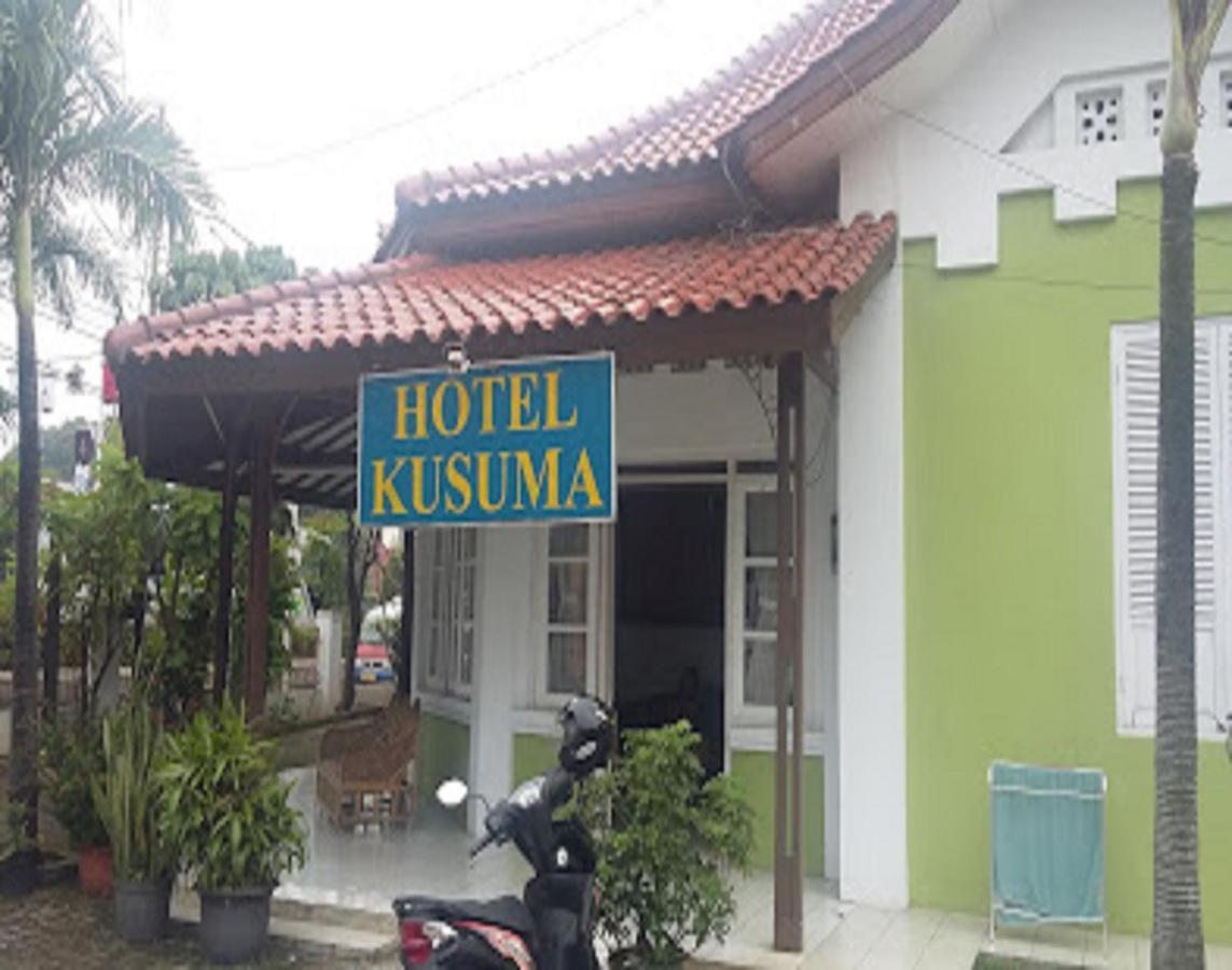 Oyo 90865 Hotel Kusuma Purwakarta Karawang Exteriör bild
