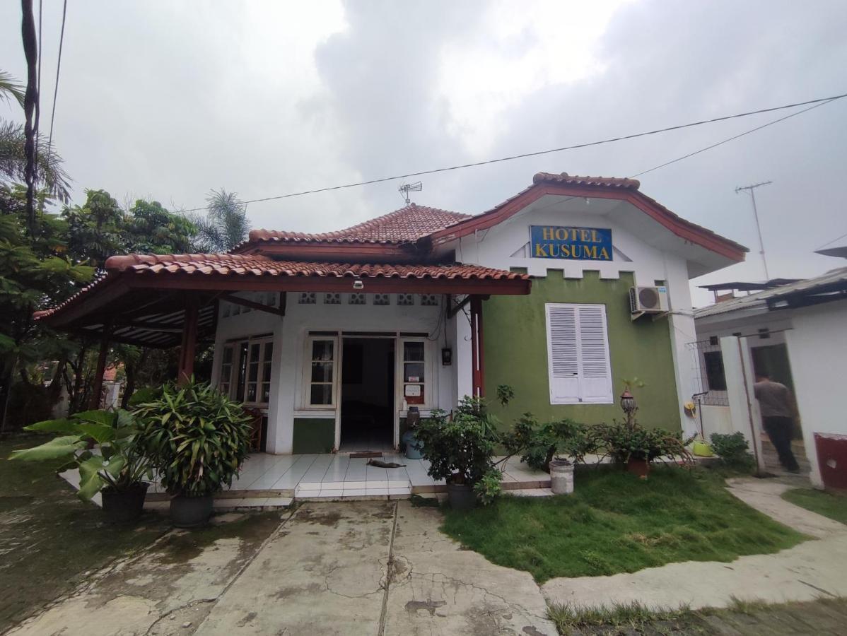 Oyo 90865 Hotel Kusuma Purwakarta Karawang Exteriör bild