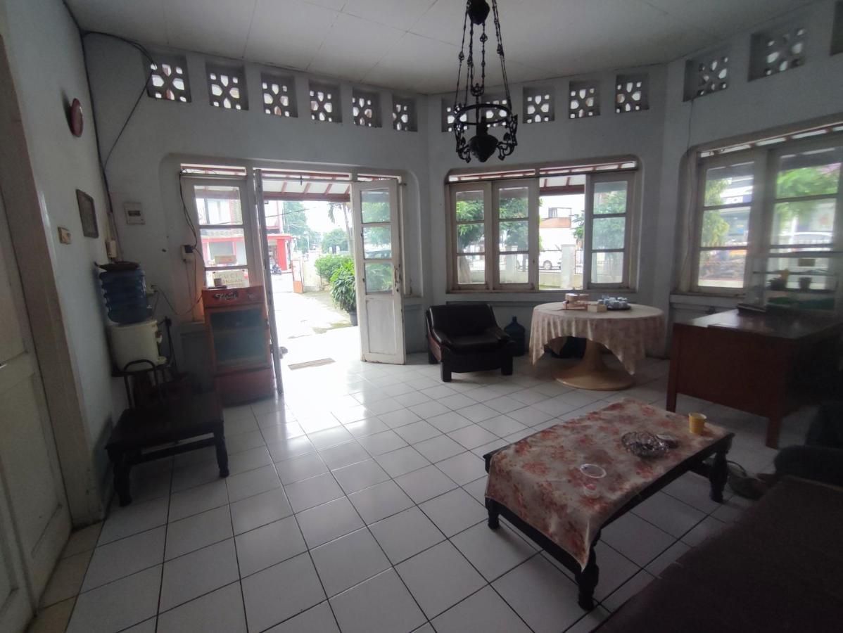 Oyo 90865 Hotel Kusuma Purwakarta Karawang Exteriör bild