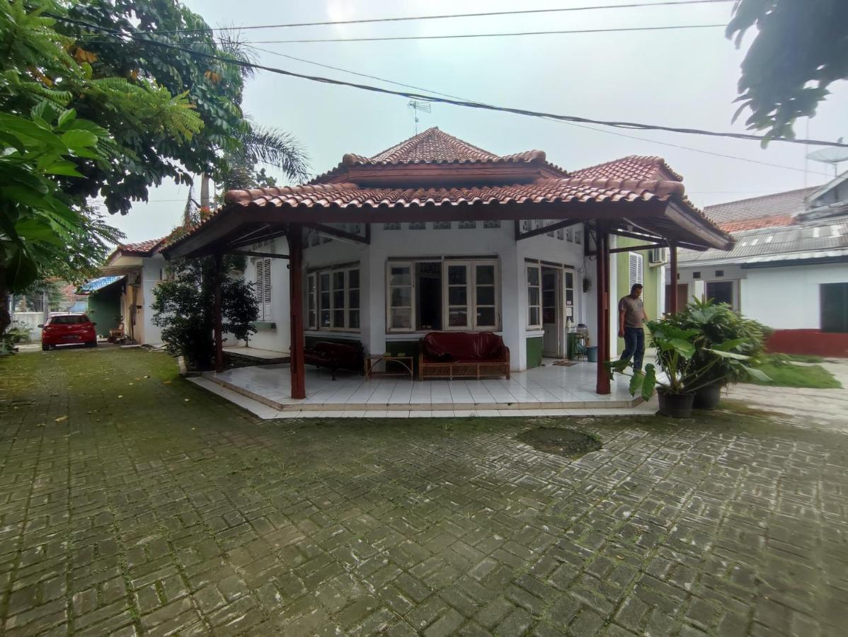 Oyo 90865 Hotel Kusuma Purwakarta Karawang Exteriör bild