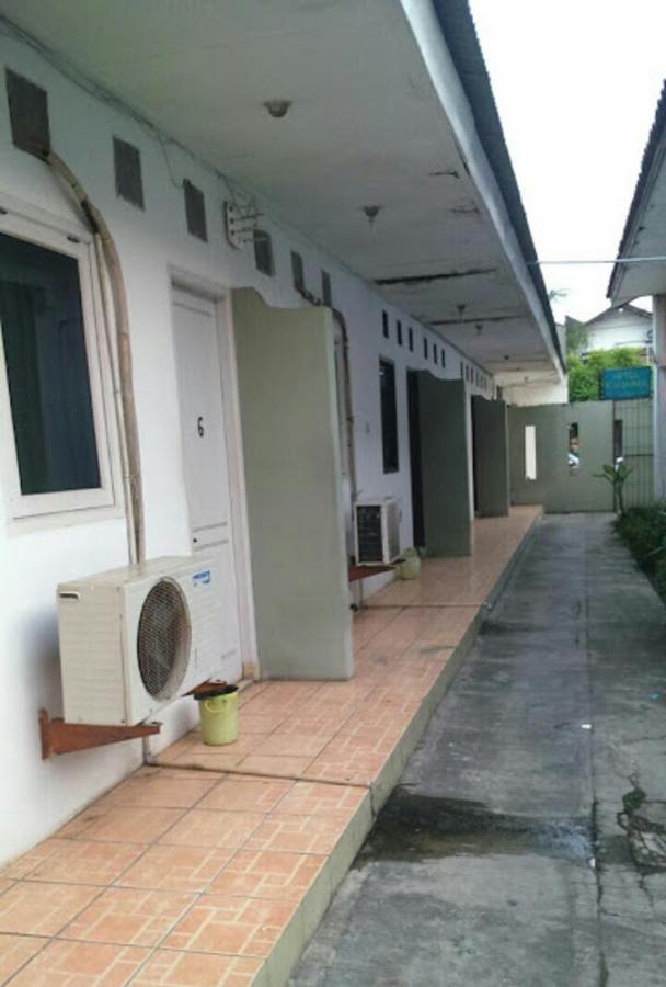Oyo 90865 Hotel Kusuma Purwakarta Karawang Exteriör bild