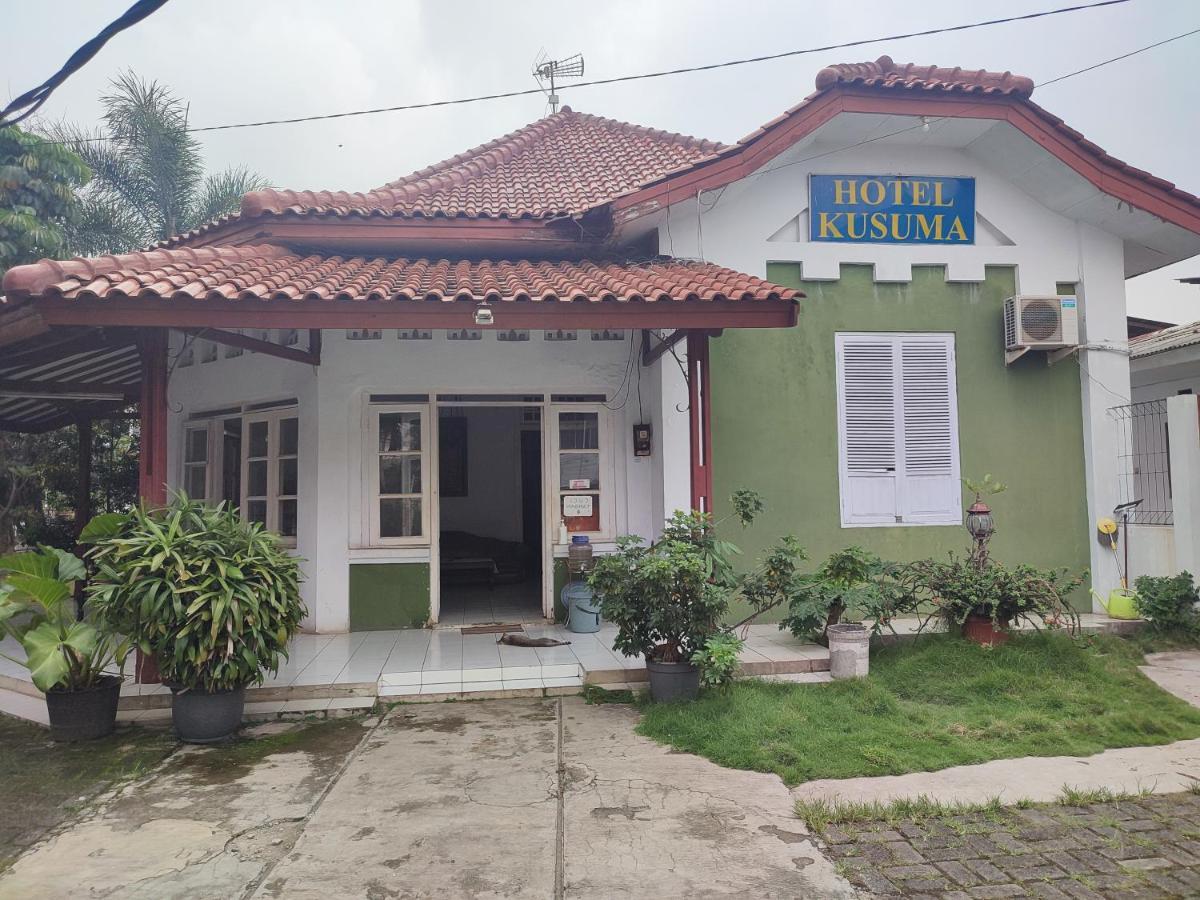 Oyo 90865 Hotel Kusuma Purwakarta Karawang Exteriör bild