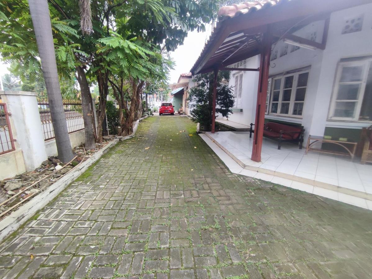 Oyo 90865 Hotel Kusuma Purwakarta Karawang Exteriör bild