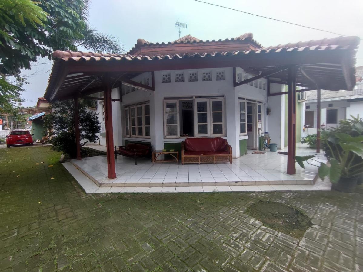 Oyo 90865 Hotel Kusuma Purwakarta Karawang Exteriör bild