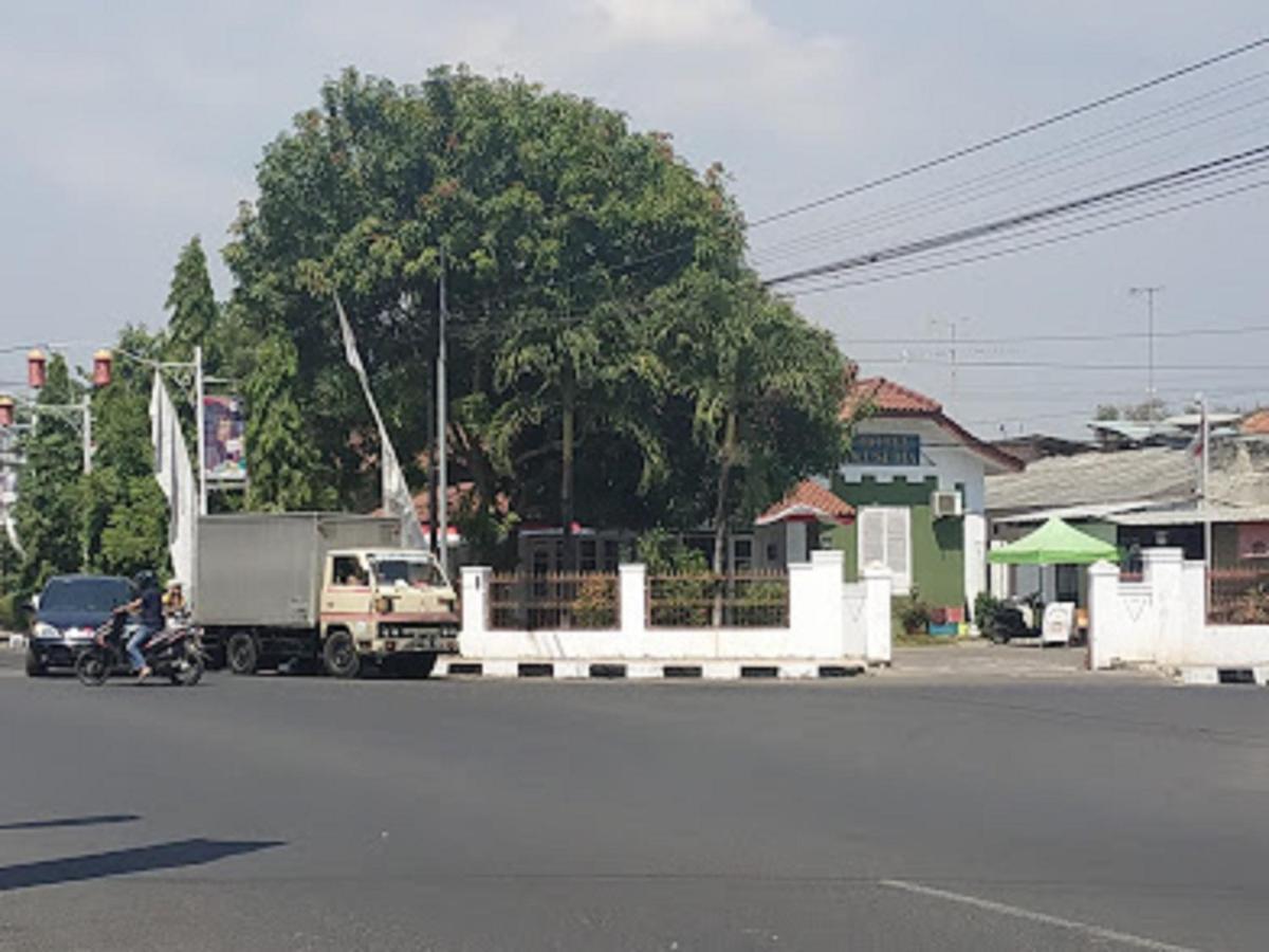 Oyo 90865 Hotel Kusuma Purwakarta Karawang Exteriör bild