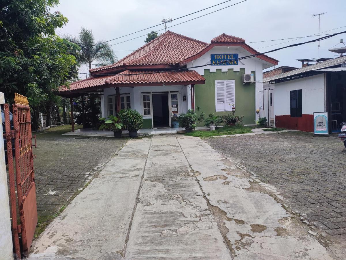 Oyo 90865 Hotel Kusuma Purwakarta Karawang Exteriör bild