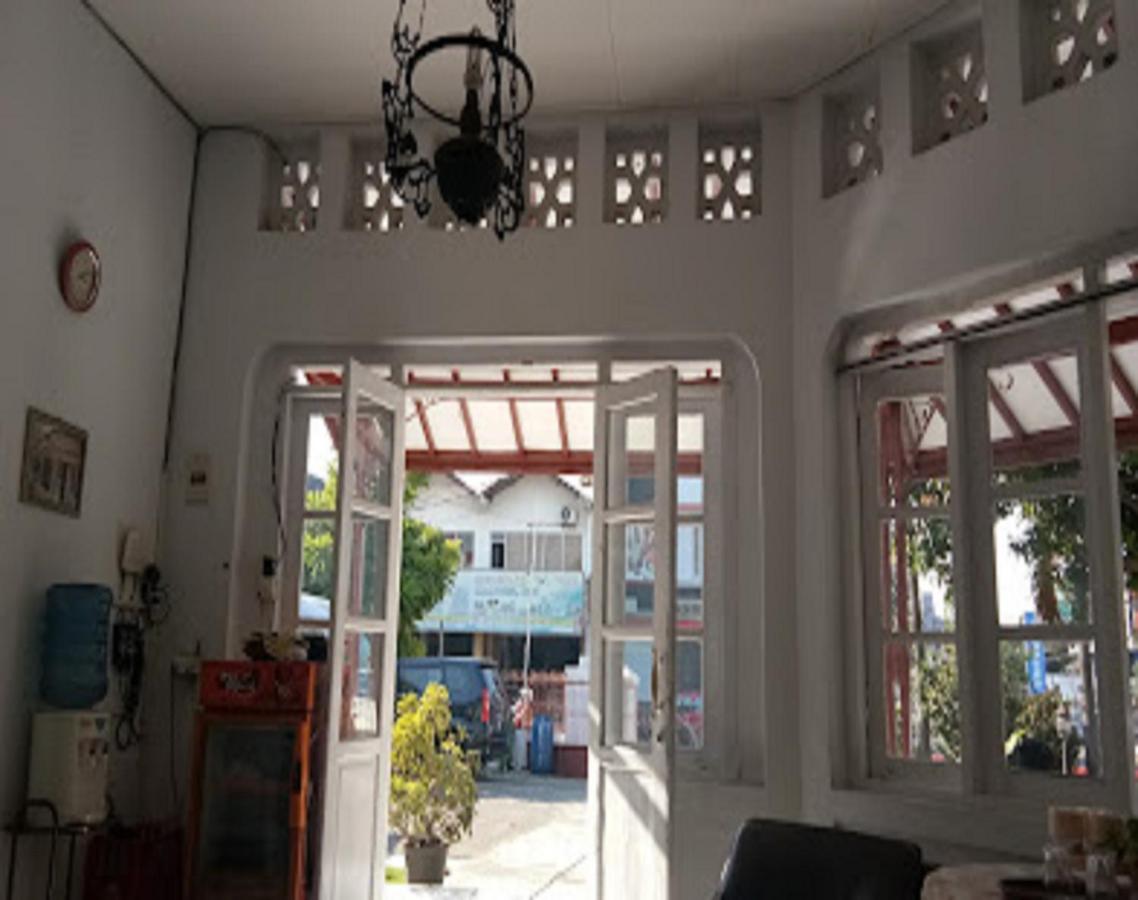 Oyo 90865 Hotel Kusuma Purwakarta Karawang Exteriör bild
