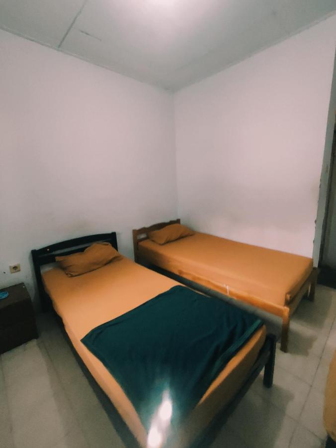 Oyo 90865 Hotel Kusuma Purwakarta Karawang Exteriör bild