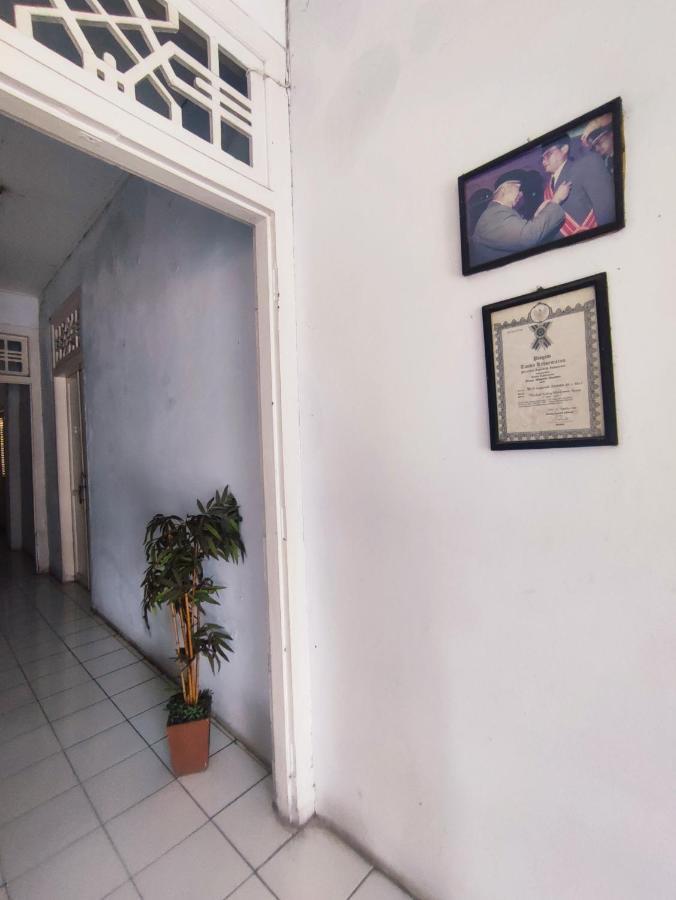 Oyo 90865 Hotel Kusuma Purwakarta Karawang Exteriör bild