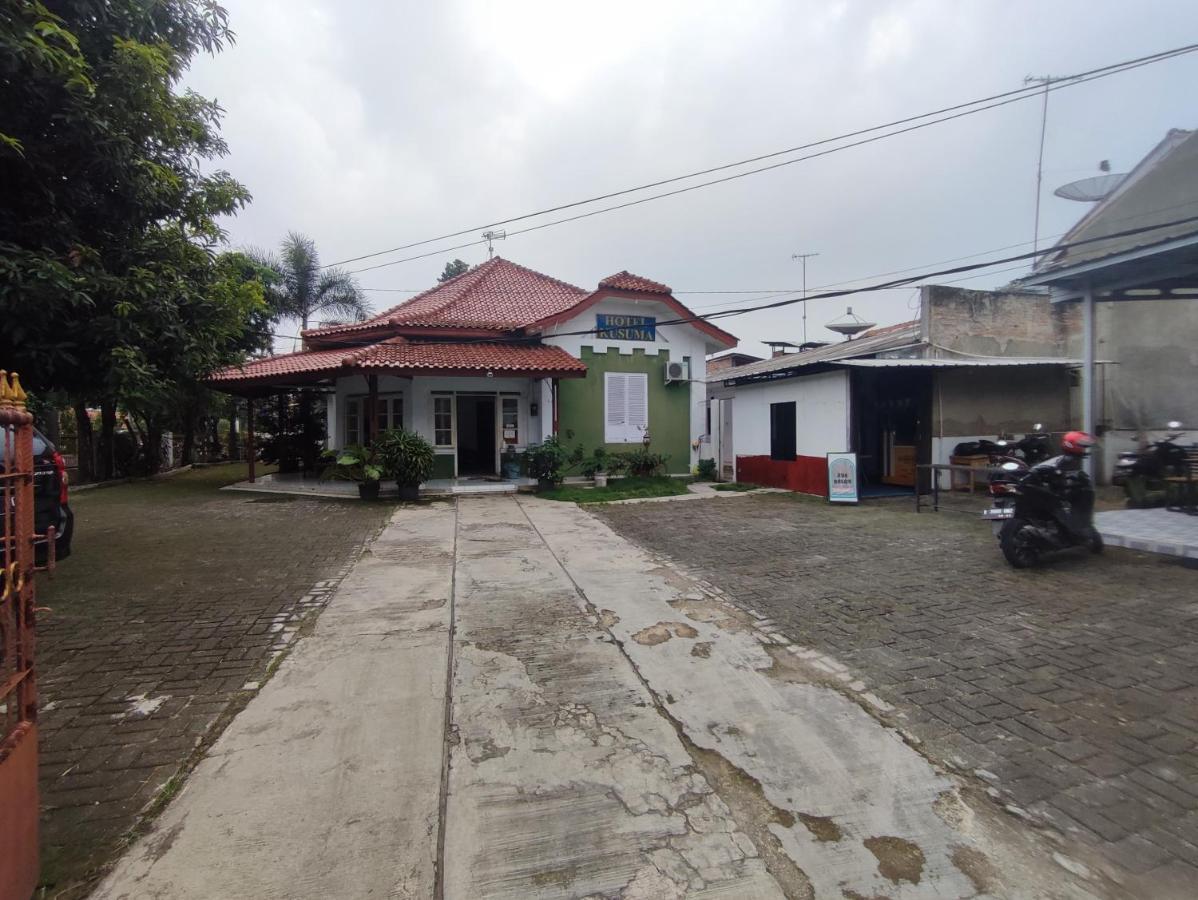 Oyo 90865 Hotel Kusuma Purwakarta Karawang Exteriör bild