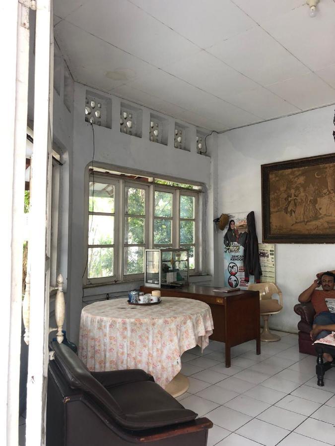 Oyo 90865 Hotel Kusuma Purwakarta Karawang Exteriör bild