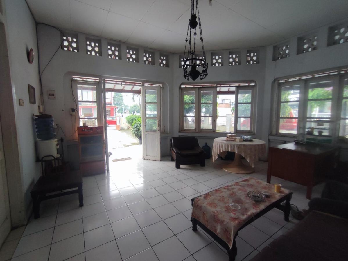Oyo 90865 Hotel Kusuma Purwakarta Karawang Exteriör bild