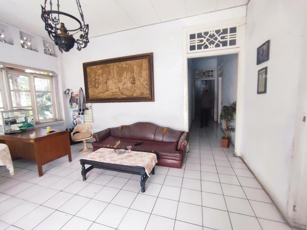 Oyo 90865 Hotel Kusuma Purwakarta Karawang Exteriör bild
