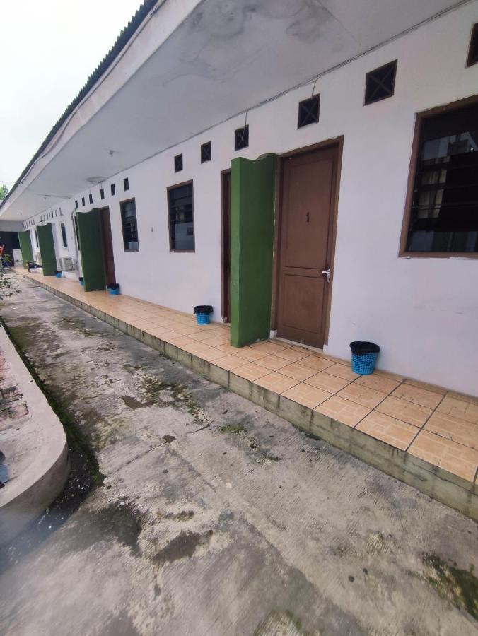Oyo 90865 Hotel Kusuma Purwakarta Karawang Exteriör bild