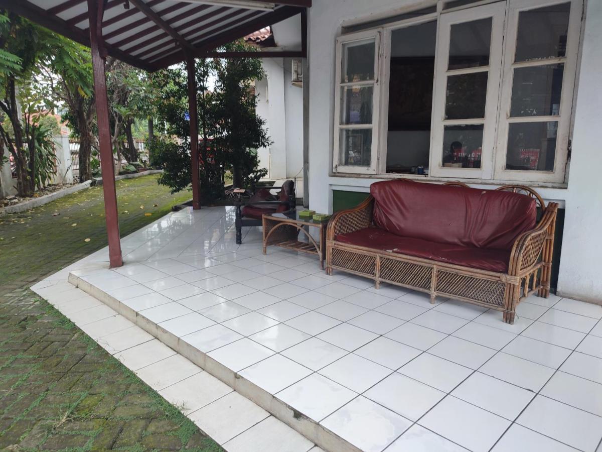 Oyo 90865 Hotel Kusuma Purwakarta Karawang Exteriör bild