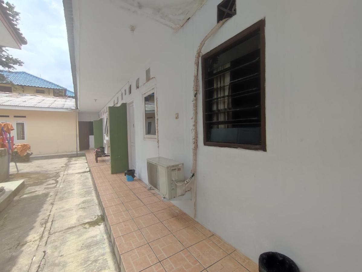 Oyo 90865 Hotel Kusuma Purwakarta Karawang Exteriör bild