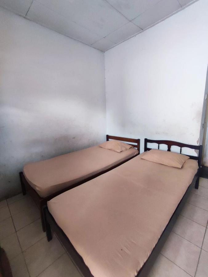 Oyo 90865 Hotel Kusuma Purwakarta Karawang Exteriör bild