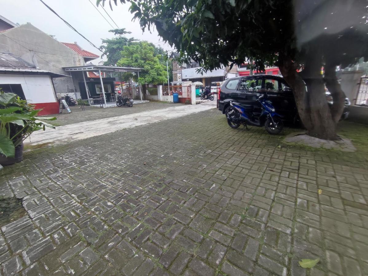 Oyo 90865 Hotel Kusuma Purwakarta Karawang Exteriör bild
