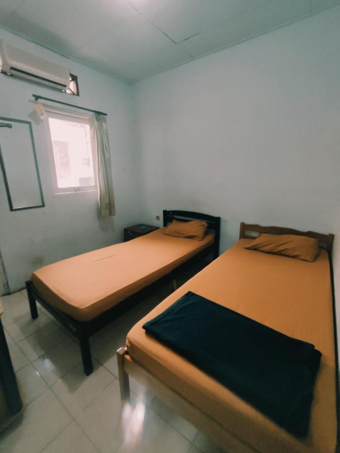 Oyo 90865 Hotel Kusuma Purwakarta Karawang Exteriör bild