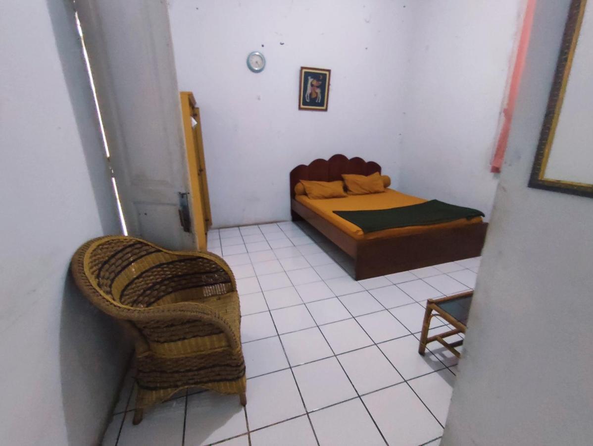 Oyo 90865 Hotel Kusuma Purwakarta Karawang Exteriör bild