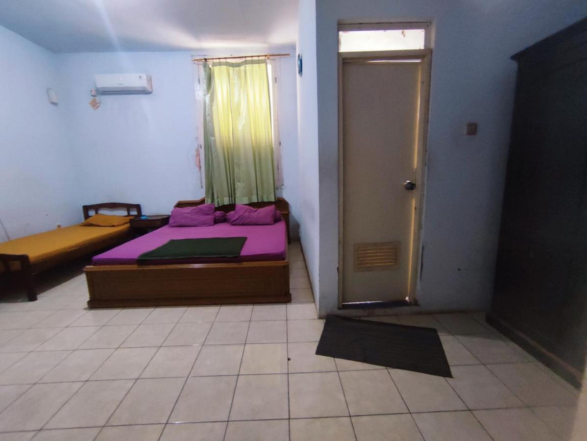Oyo 90865 Hotel Kusuma Purwakarta Karawang Exteriör bild