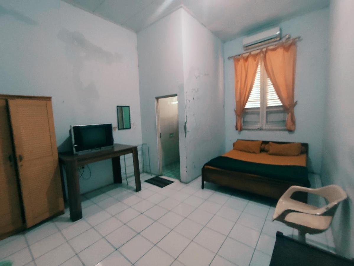 Oyo 90865 Hotel Kusuma Purwakarta Karawang Exteriör bild