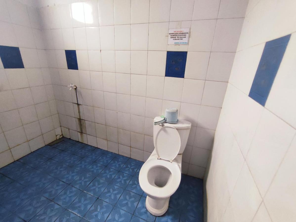Oyo 90865 Hotel Kusuma Purwakarta Karawang Exteriör bild