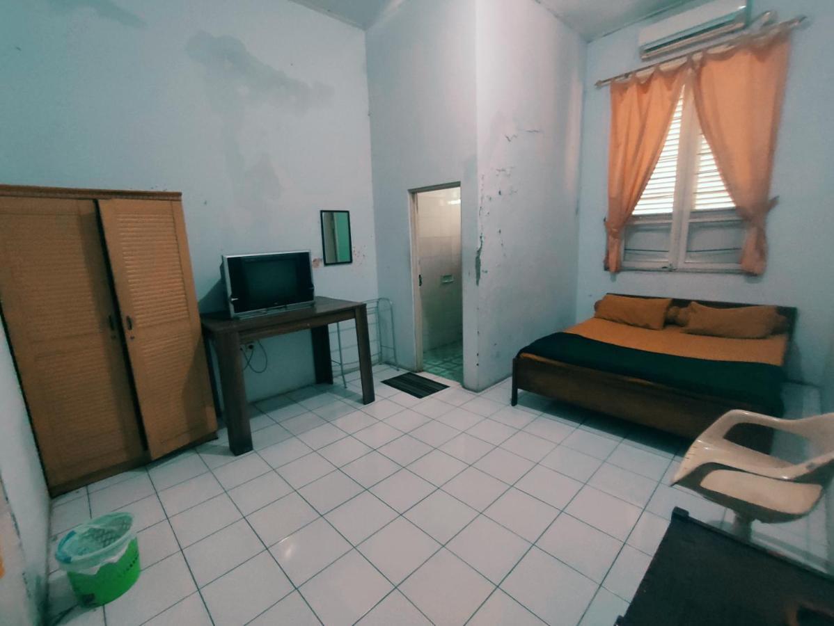 Oyo 90865 Hotel Kusuma Purwakarta Karawang Exteriör bild