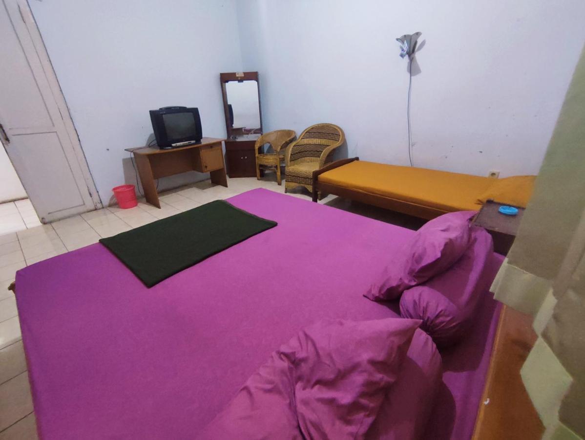 Oyo 90865 Hotel Kusuma Purwakarta Karawang Exteriör bild