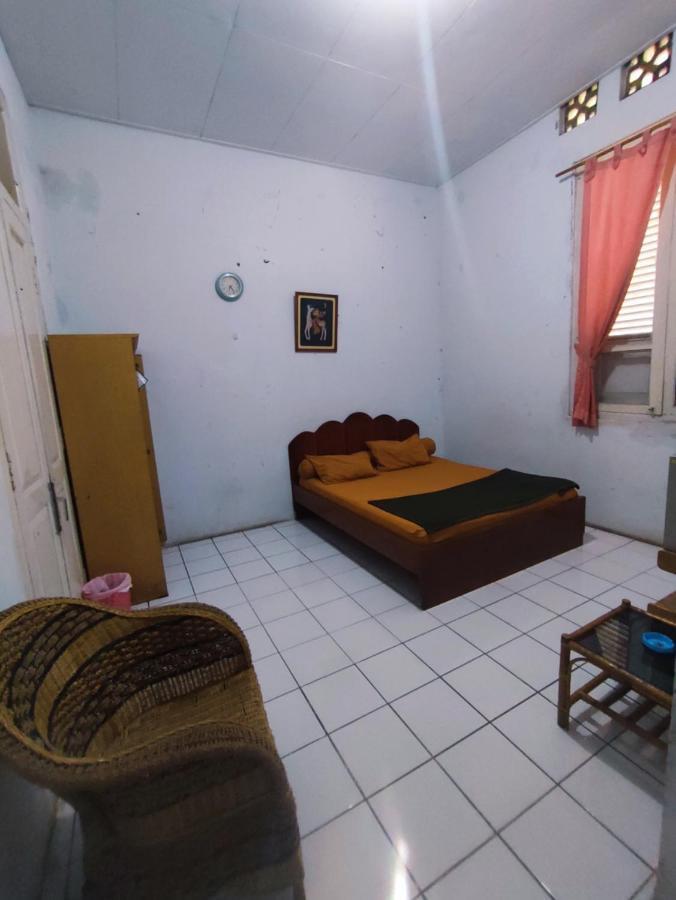 Oyo 90865 Hotel Kusuma Purwakarta Karawang Exteriör bild