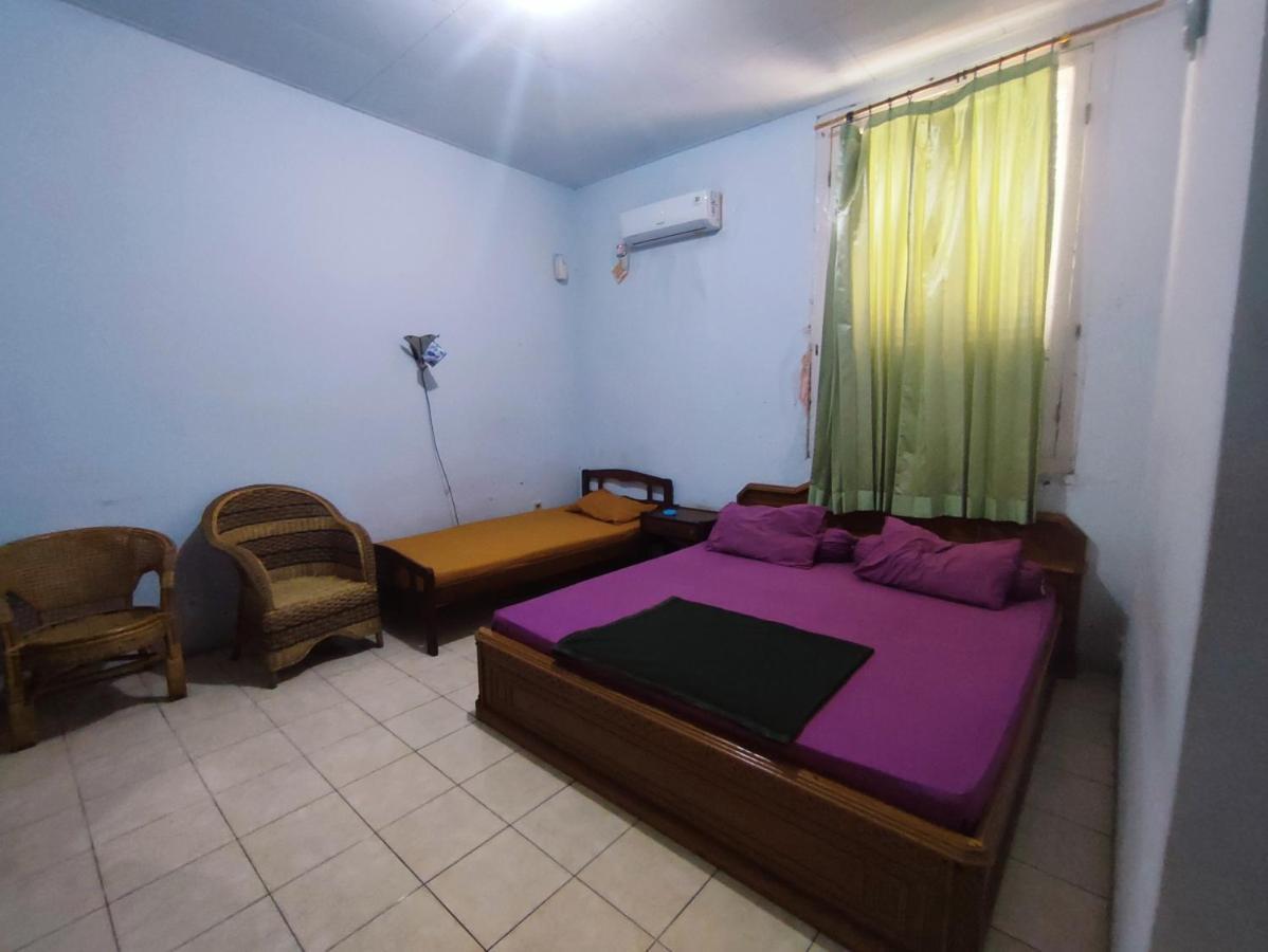 Oyo 90865 Hotel Kusuma Purwakarta Karawang Exteriör bild